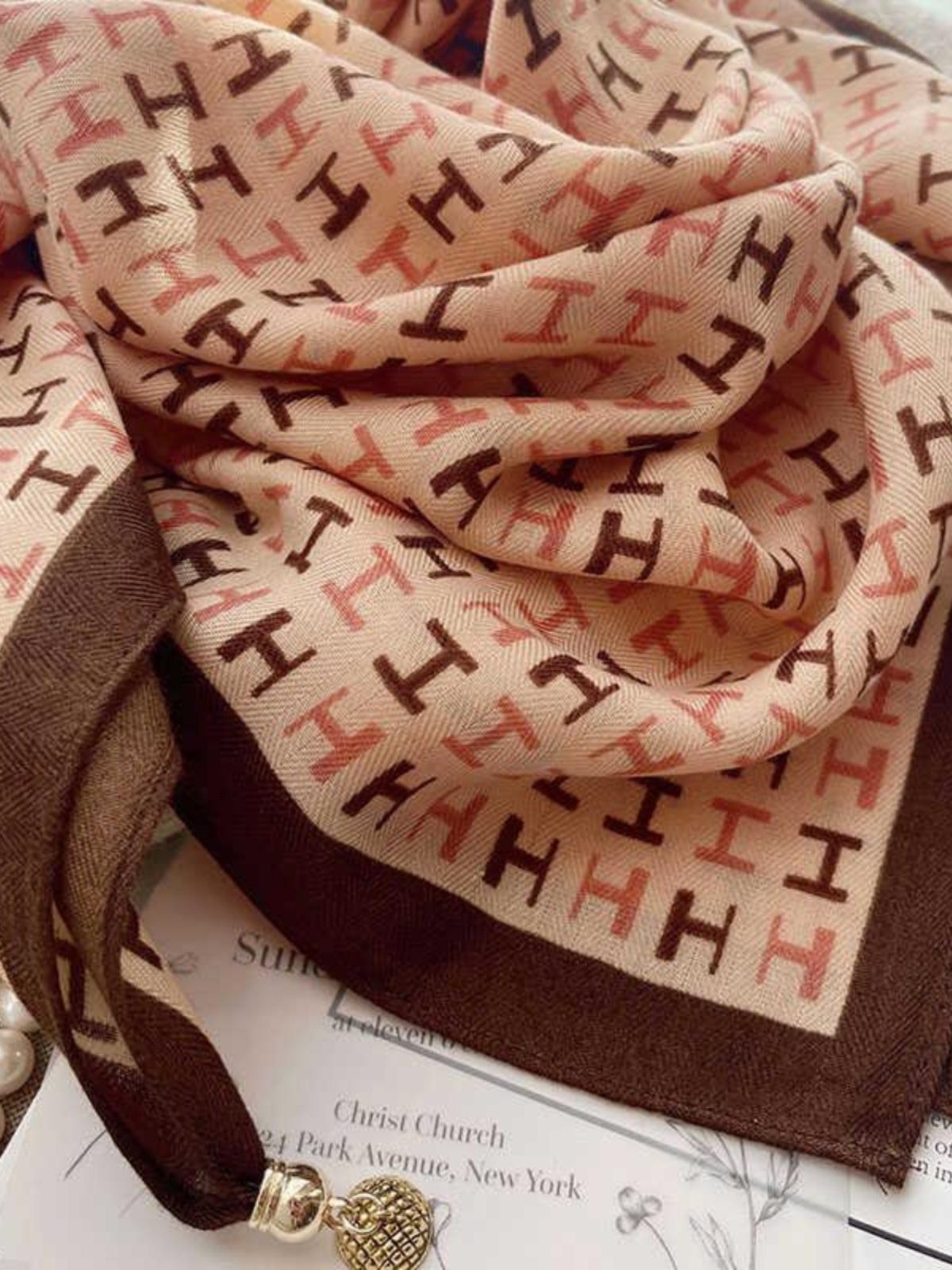 A new 2024 Magnetic Snack to protect the neck of a young turban girl in autumn and winter
