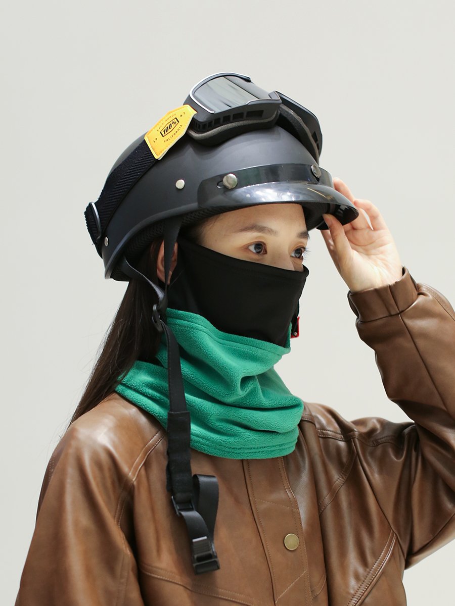 Fashion-skinned men and women in the autumn and winters ride skis up the mountain with their heads on their heads