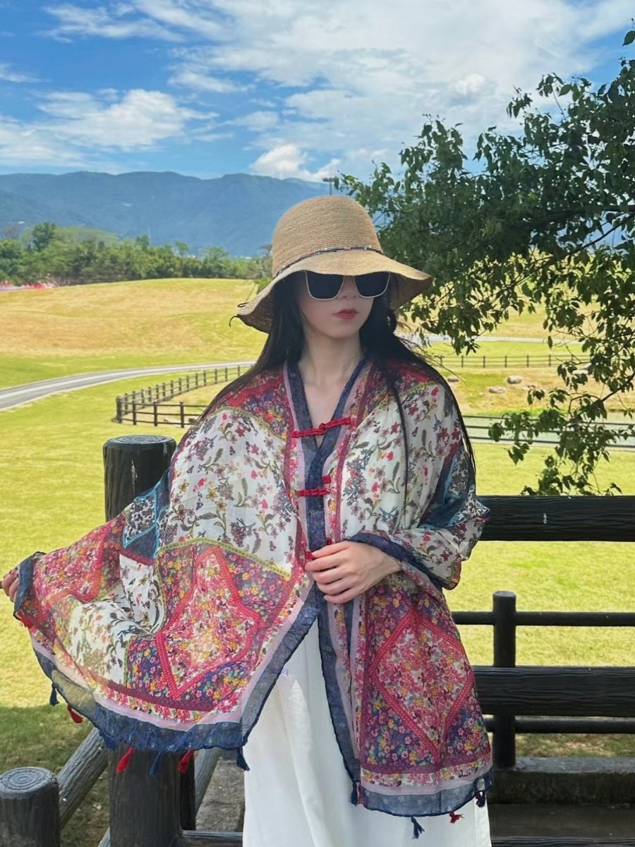 Ms. National Windsor, outside of the house, take photos of the sun-covered scarf, suncap-proof shawl
