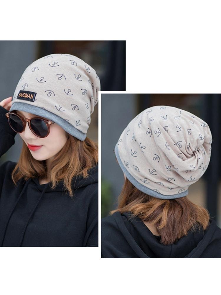 In the open autumn and winter, the magic turban will protect the face of the man and the woman with a thick scarf and a cotton hat