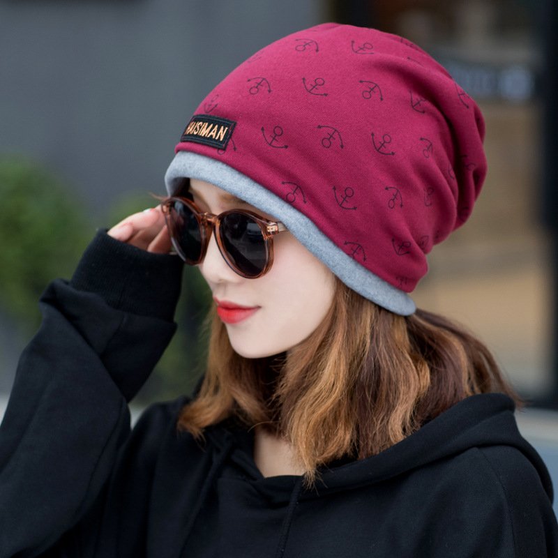 In the open autumn and winter, the magic turban will protect the face of the man and the woman with a thick scarf and a cotton hat
