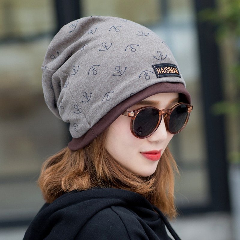 In the open autumn and winter, the magic turban will protect the face of the man and the woman with a thick scarf and a cotton hat