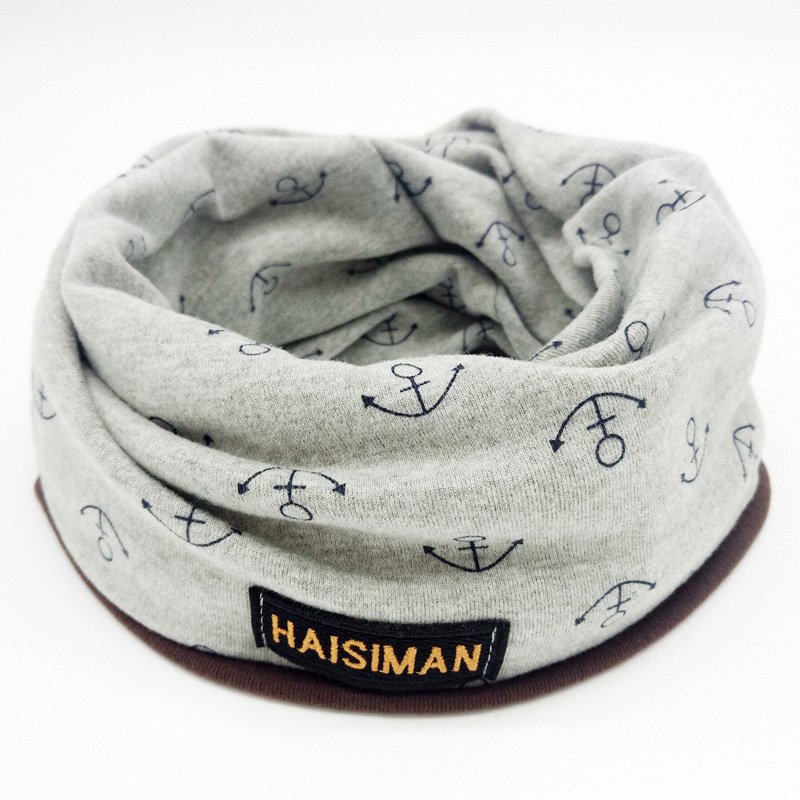 In the open autumn and winter, the magic turban will protect the face of the man and the woman with a thick scarf and a cotton hat