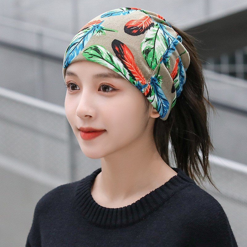 The horsetail girl's hat on a high braid in the autumn winter, running against the cold hoods and keeping her ears warm