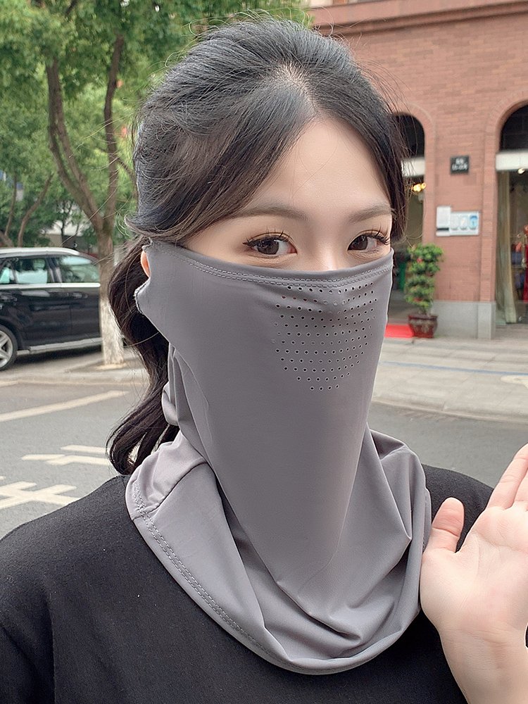 The sun masked woman rides a turban neck around her neck and drives a veil outside