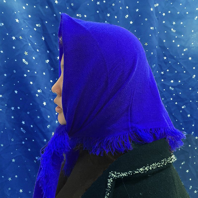 The old-age warm-knit scarf in the red of the old rural performance
