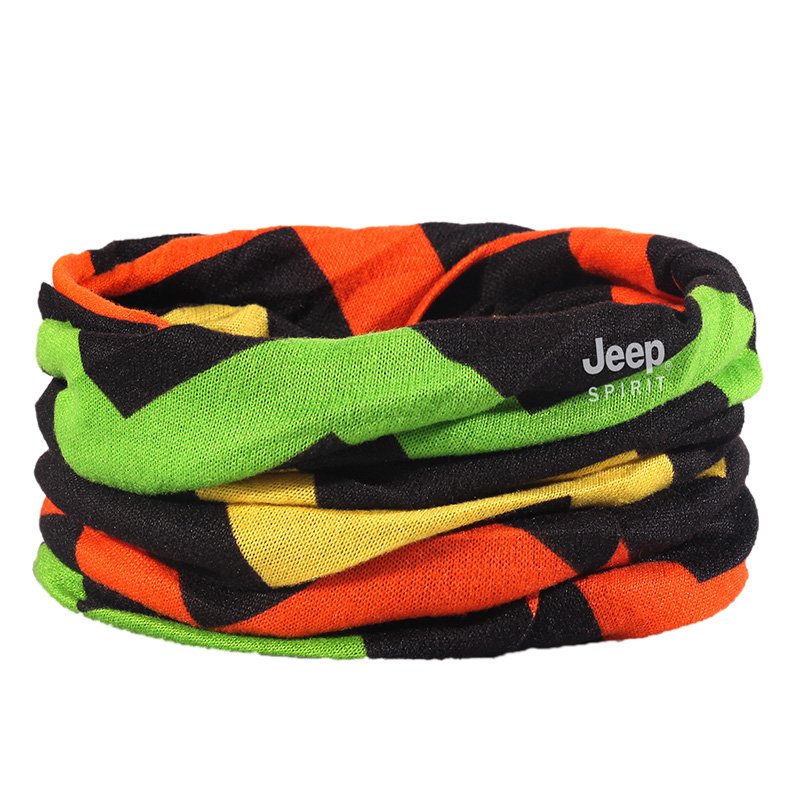 JEP WEARS A BLOUSE HAT WITH A HIGH-COLLAR NECK-AND-GRASS MALE RIDING A WARM SCARF