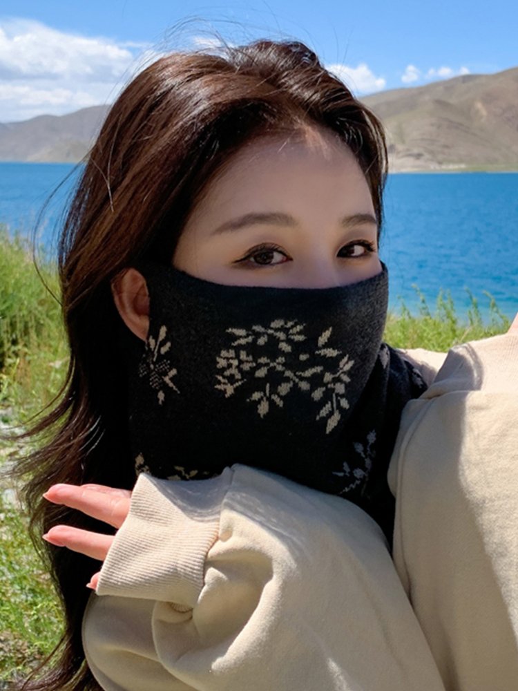 The new 2024, the winter Korean version of a warm neck scarf with a thick wind mask