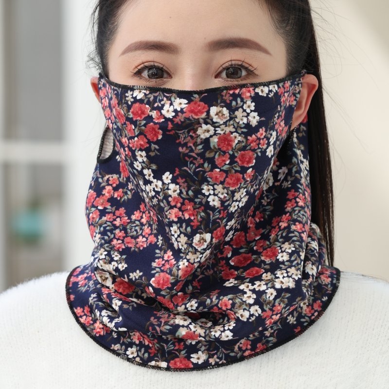 New bouquets around a girl's neck in the autumn and winter