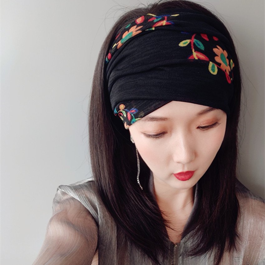 New hand-dressed headscarf caps, emptied hats, about 100 tacks, two scarfs