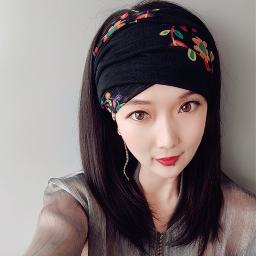 New hand-dressed headscarf caps, emptied hats, about 100 tacks, two scarfs