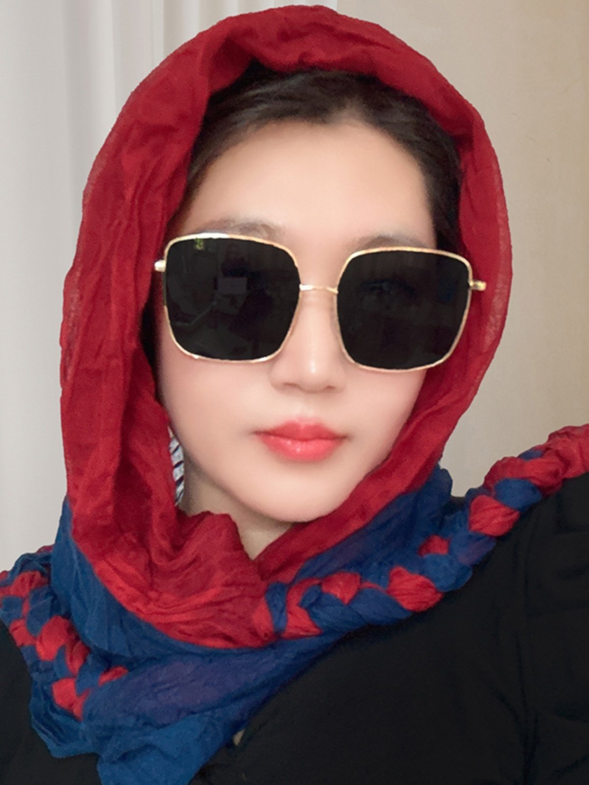 A girl with a turban on her wrinkles and a new twirl with a twirl on her neck and a twirl