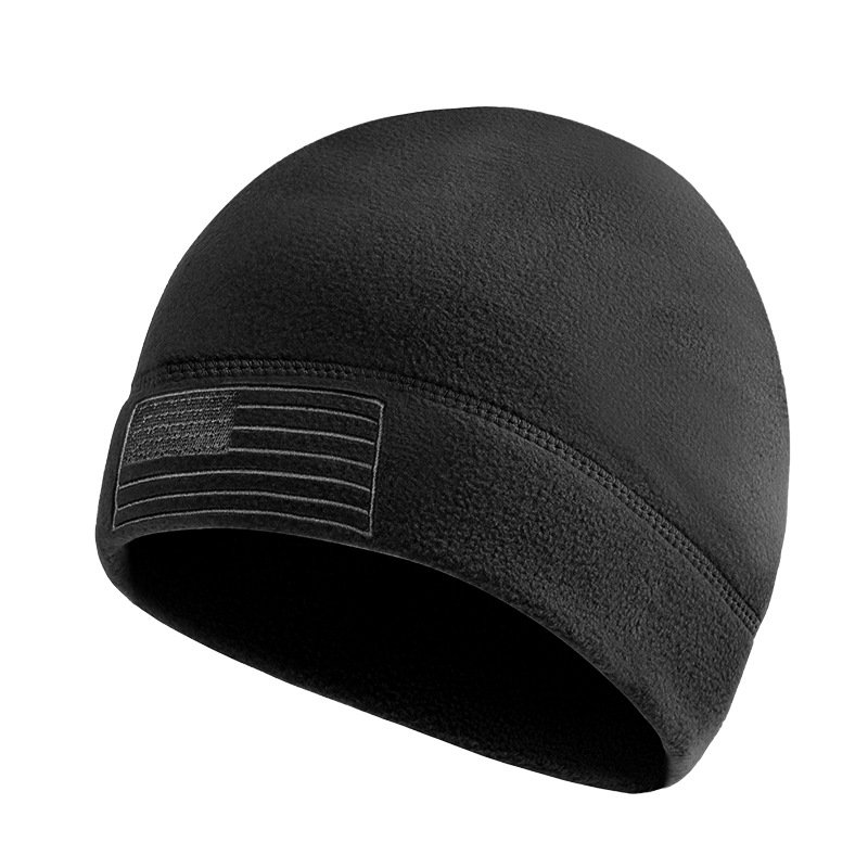 A man riding a mask rides a warm-up cap with a cold-proof cap on her neck