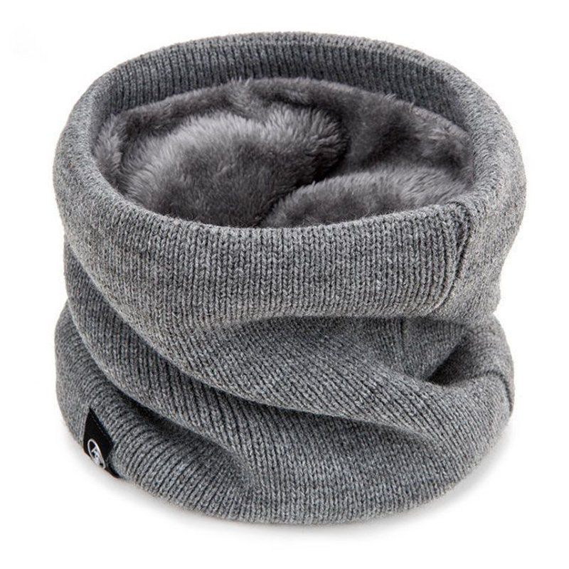 In the winter, both men and women will ride their hoods outside the house, knitting their necks