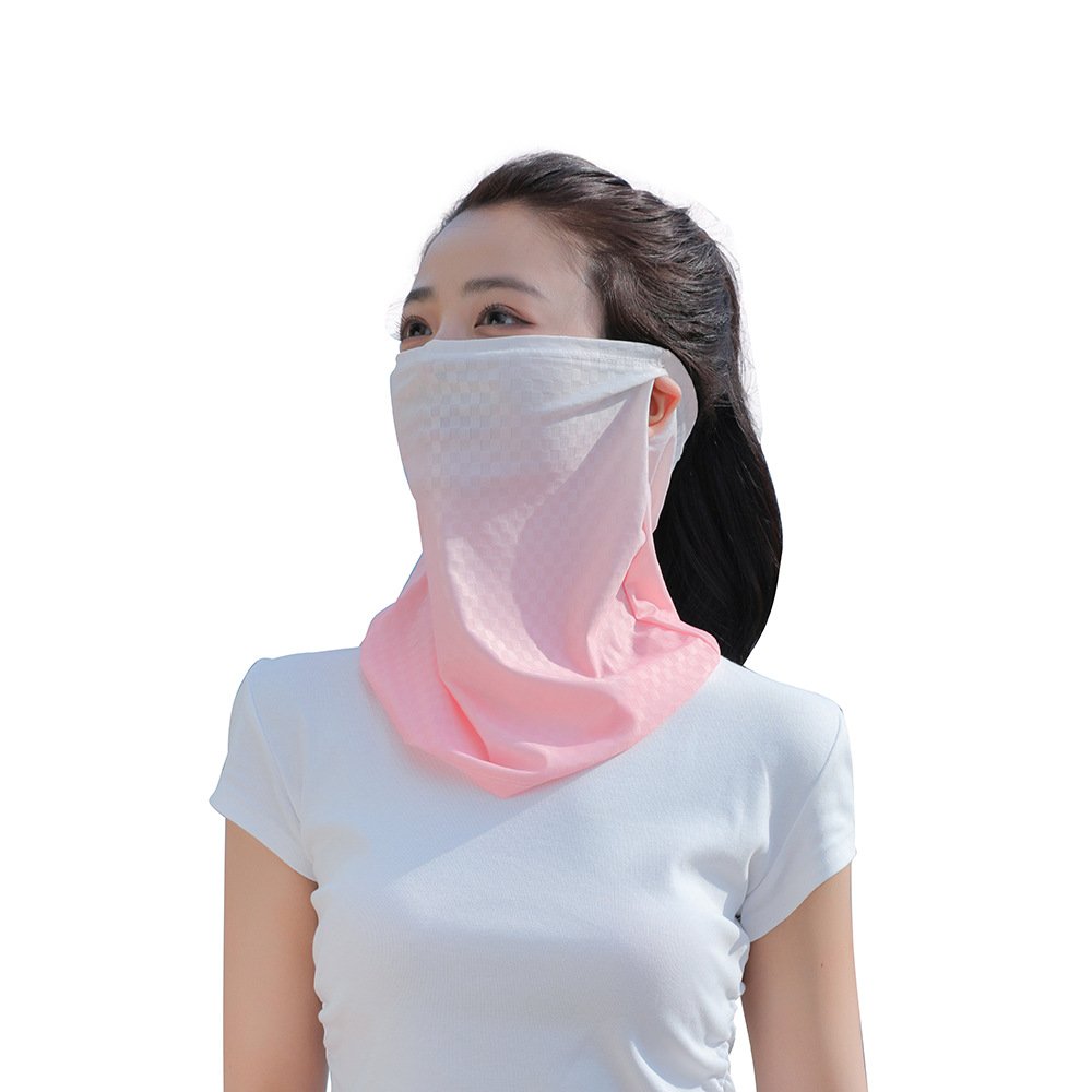 The sun-proof ice-film towels are on foot and on the mountain