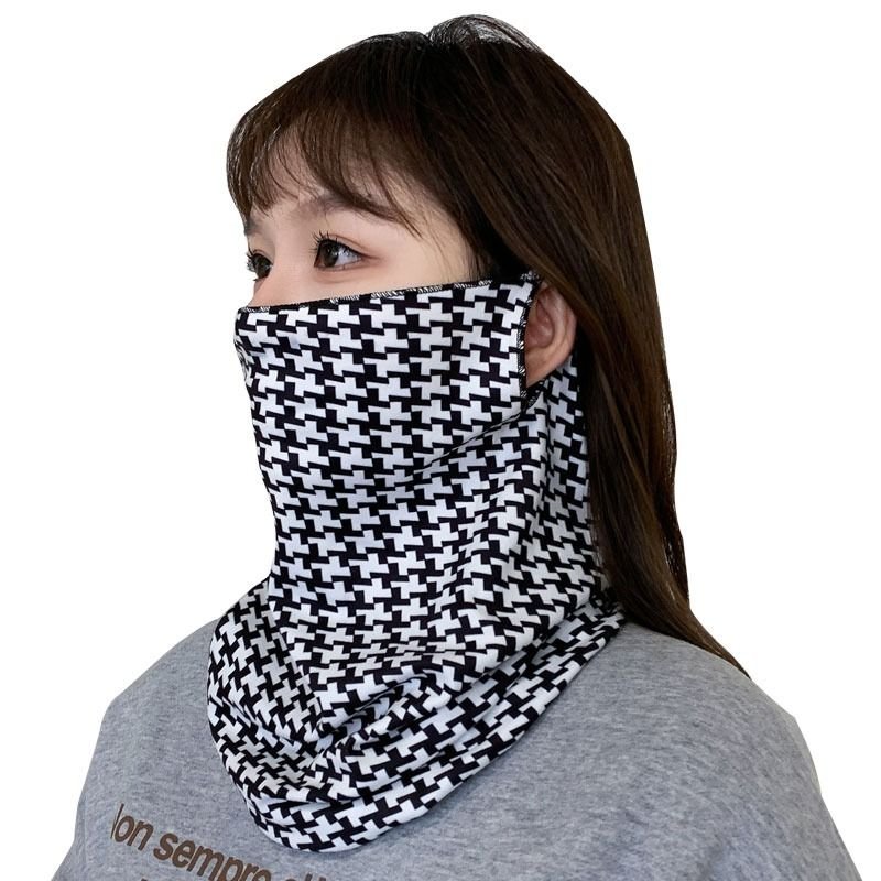 Ride the face mask and keep the witch's magic turban warm in the autumn and winter