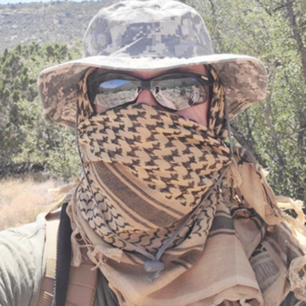 "Tactical desert scarf wrapped in pure tampons with a Su-Arab male and female hood."