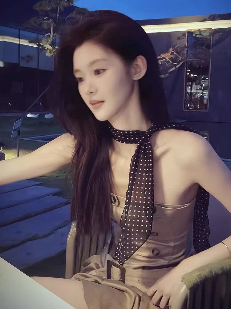 The Korean family has a long black-blank silk towel with a woman's Autumn touch