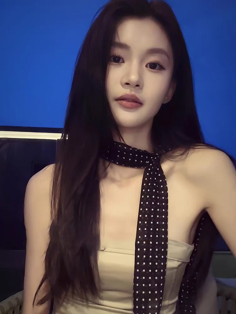 The Korean family has a long black-blank silk towel with a woman's Autumn touch