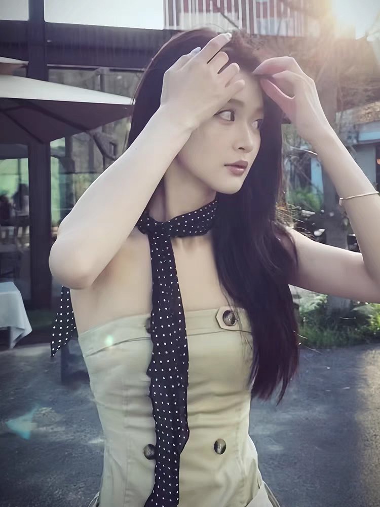 The Korean family has a long black-blank silk towel with a woman's Autumn touch