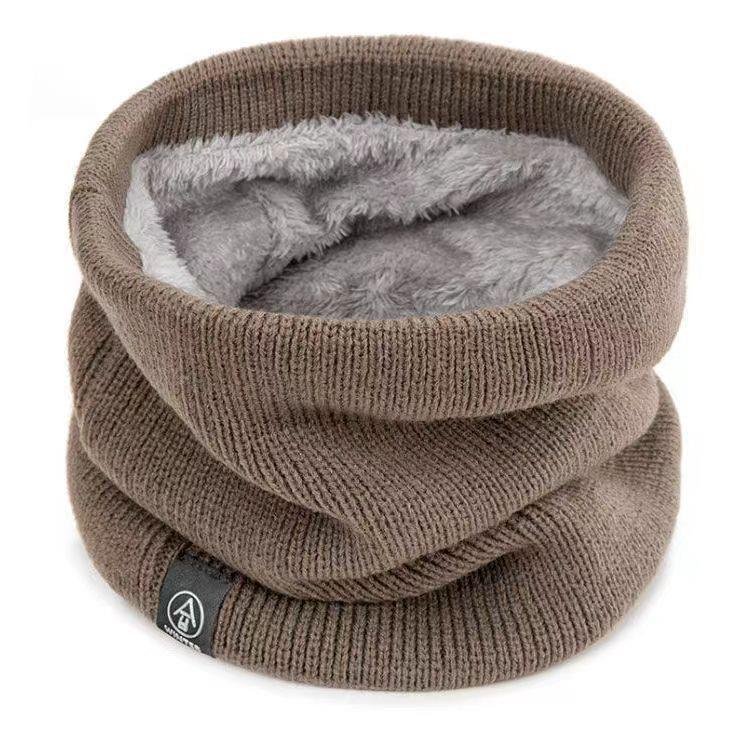 In the winter, both men and women will ride their hoods outside the house, knitting their necks