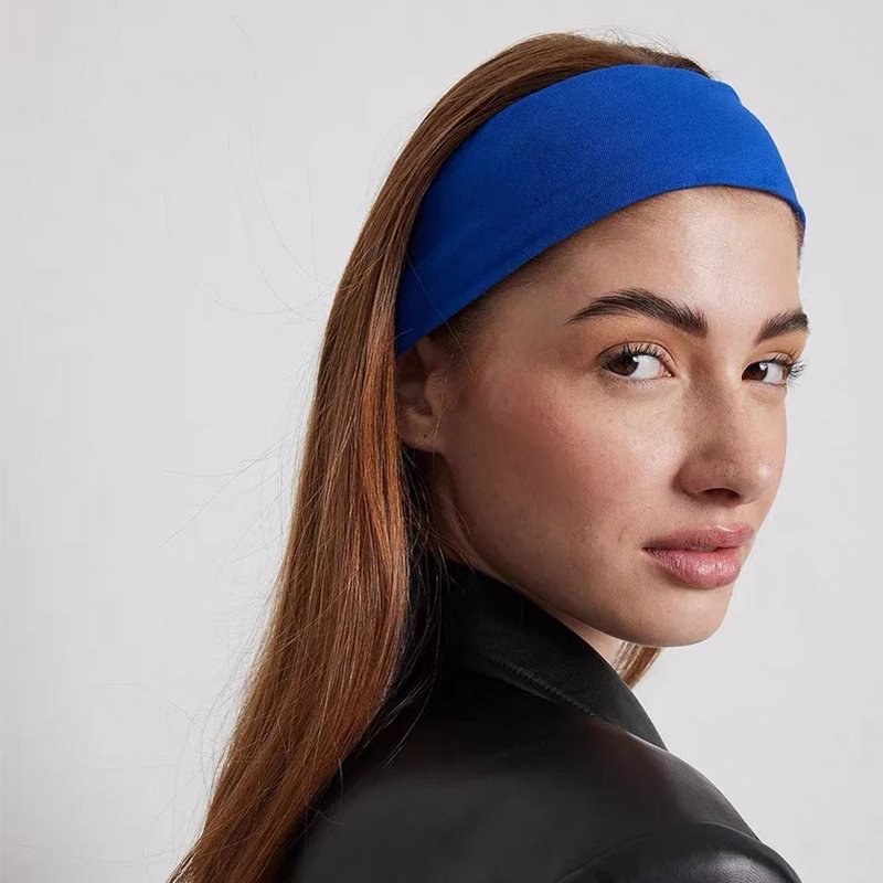 In the summer, a twilight-gaming mocha with a sweating female outdoor turban to wash her hair