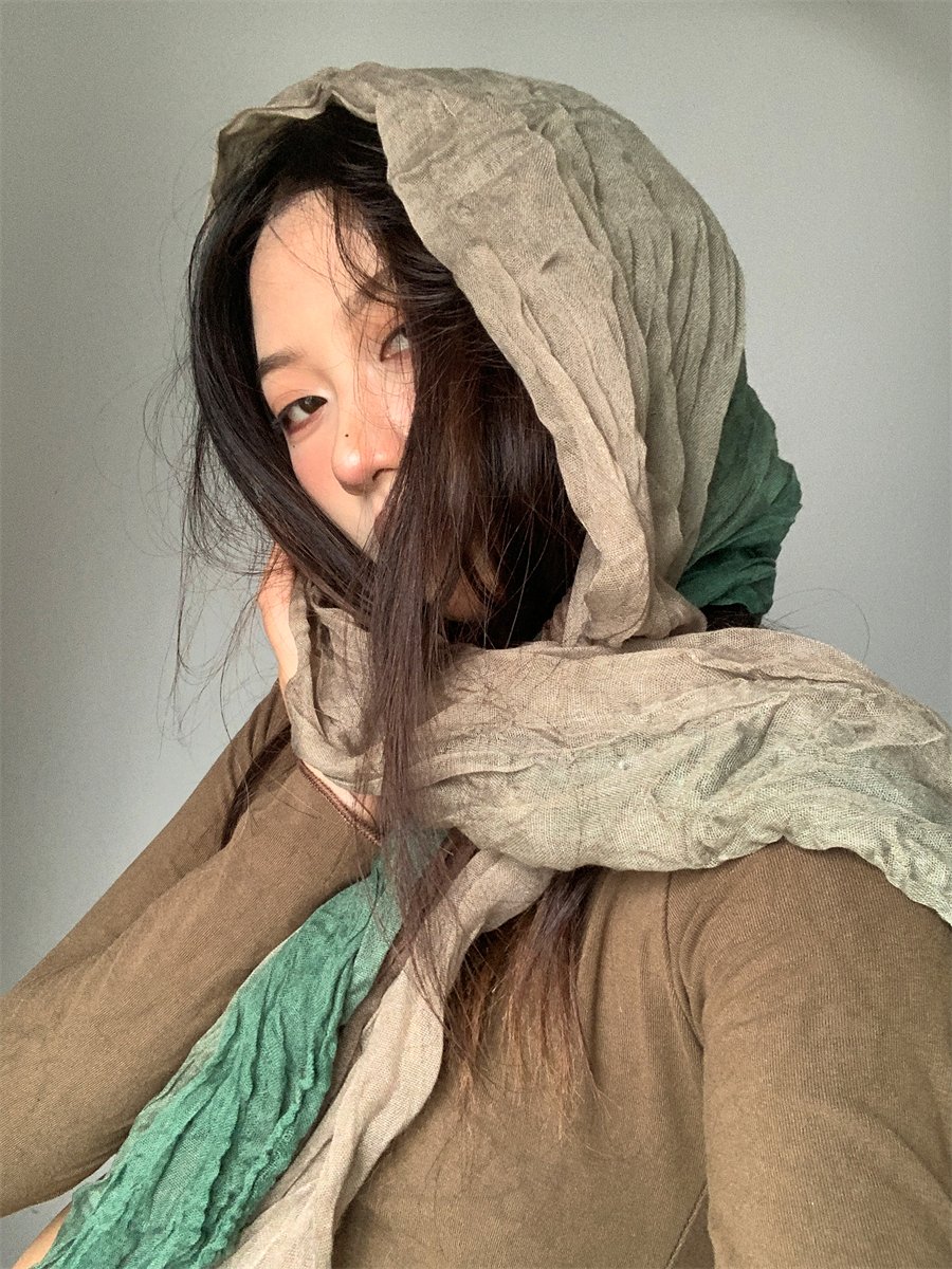 insy2k-coloured ground wind wrinkles slowly turning scarf headscarves in the middle of the country. the shawl