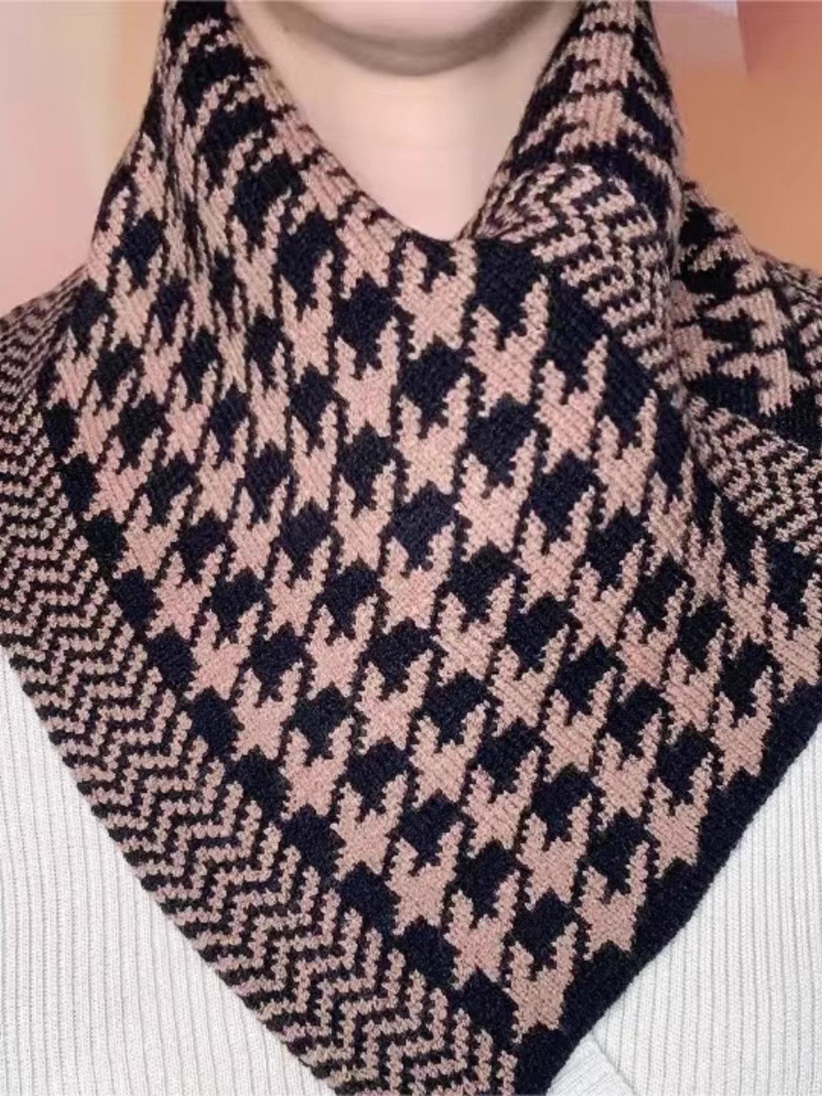 Autumn and winter knitted neck-to-grain and neck-to-grain shawl and a lazy scarf