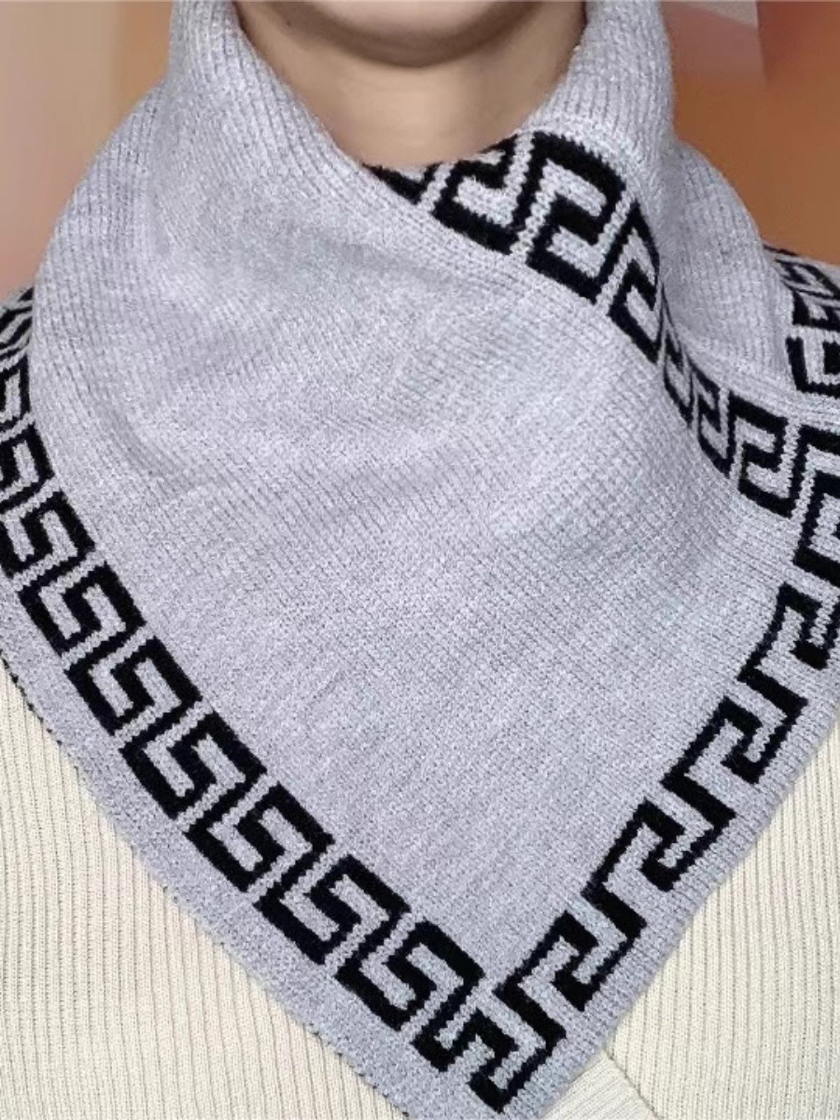 Autumn and winter knitted neck-to-grain and neck-to-grain shawl and a lazy scarf