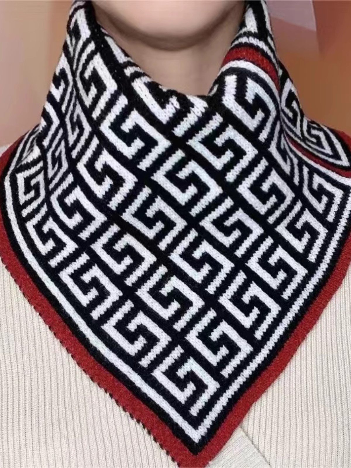 Autumn and winter knitted neck-to-grain and neck-to-grain shawl and a lazy scarf