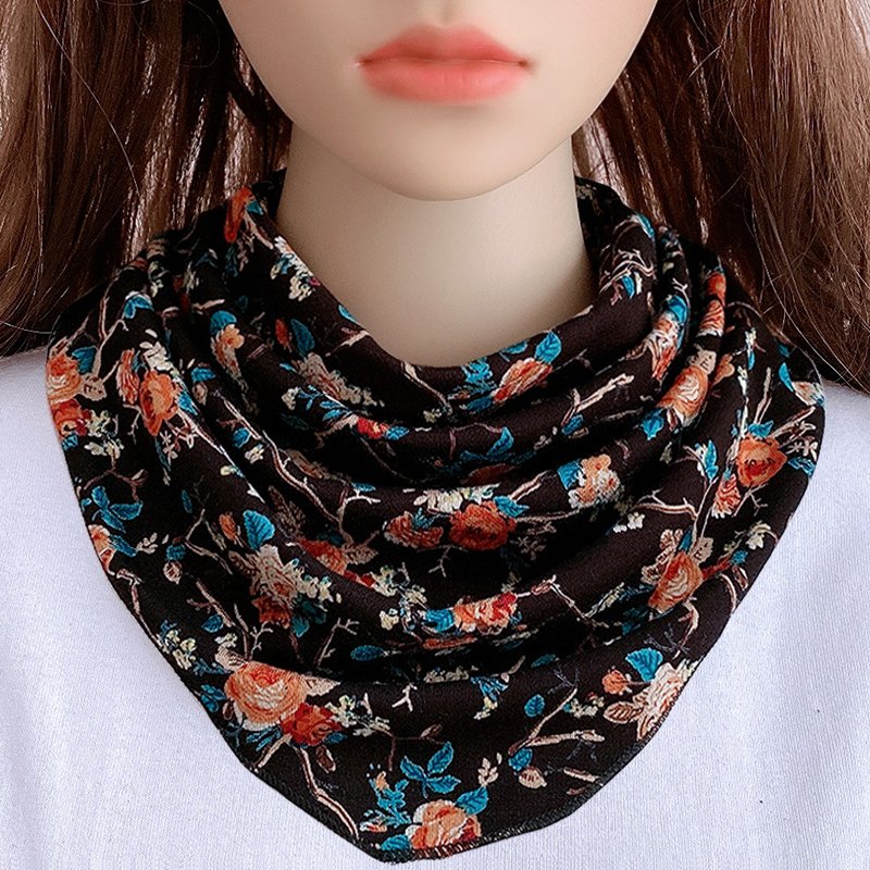 Ms. Tweaks' scarf in the autumn and winter