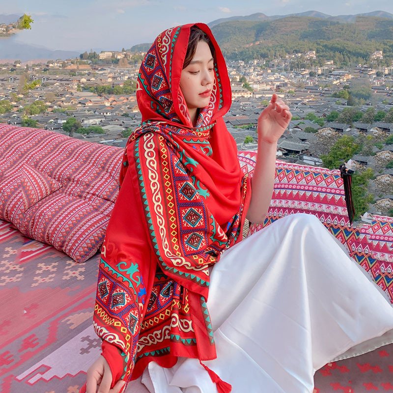 The national shawl shawl takes pictures of women in the desert in the sun with the sea border