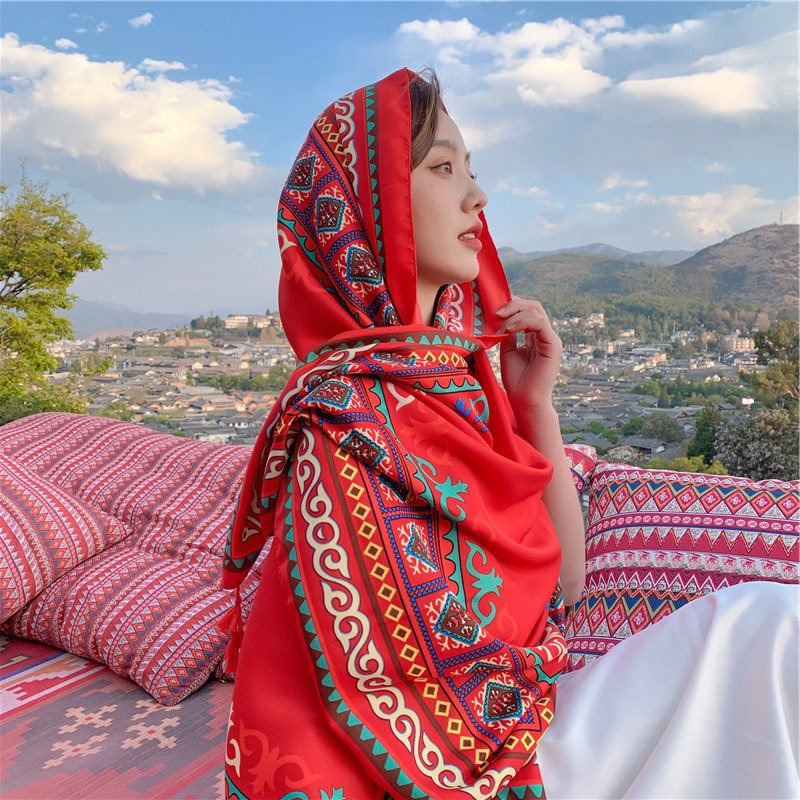 The national shawl shawl takes pictures of women in the desert in the sun with the sea border