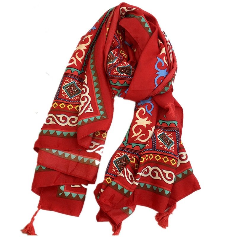 The national shawl shawl takes pictures of women in the desert in the sun with the sea border