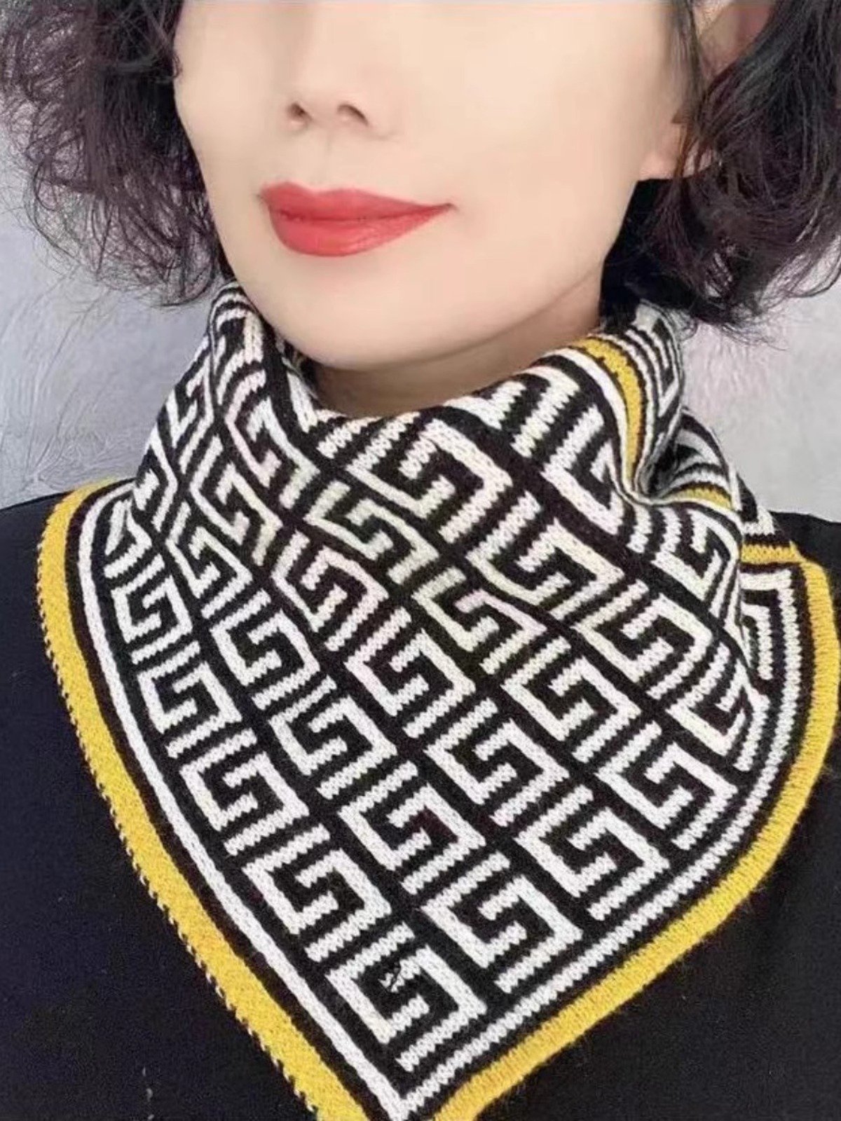 Autumn and winter knitted neck-to-grain and neck-to-grain shawl and a lazy scarf