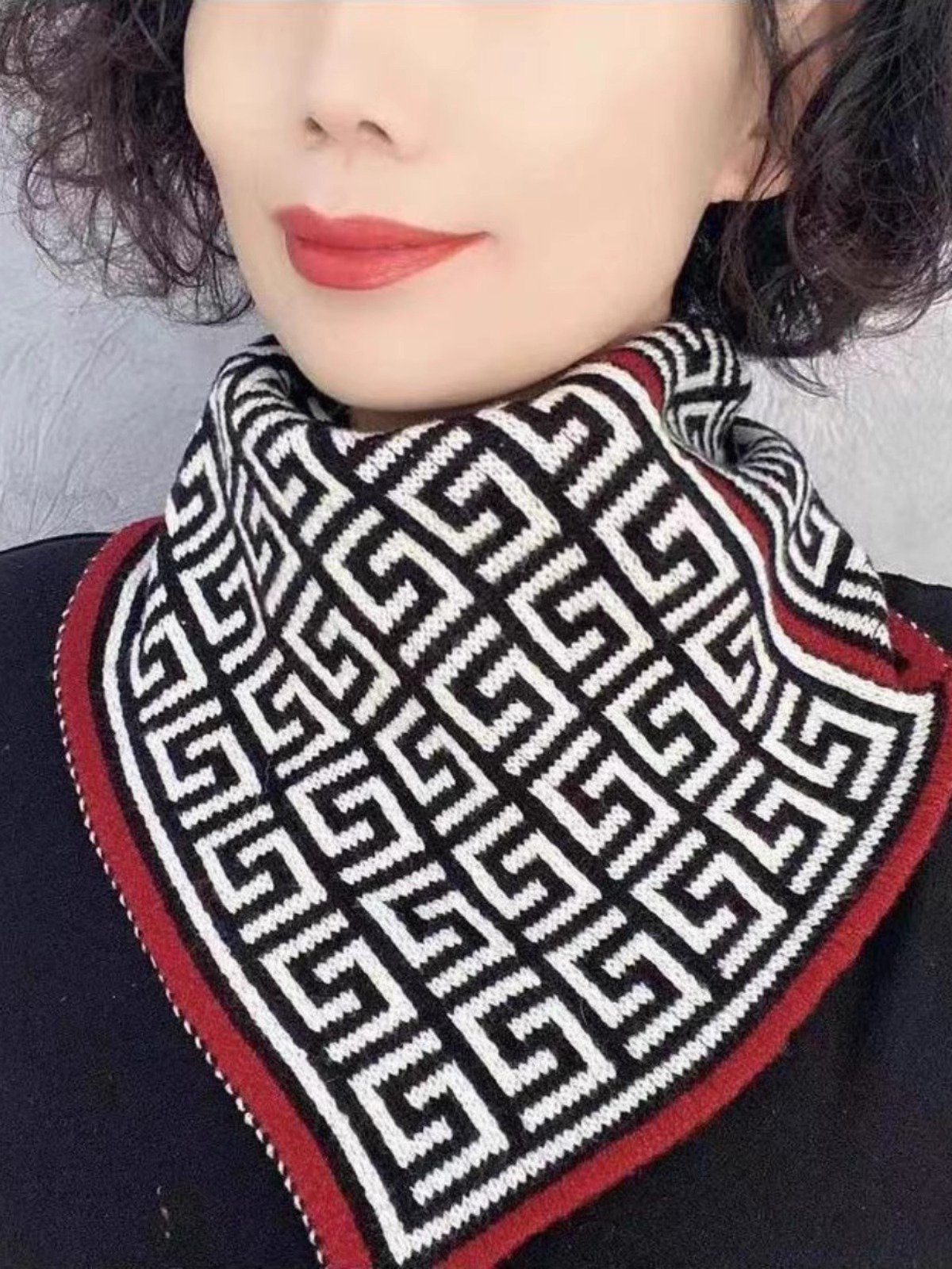 Autumn and winter knitted neck-to-grain and neck-to-grain shawl and a lazy scarf