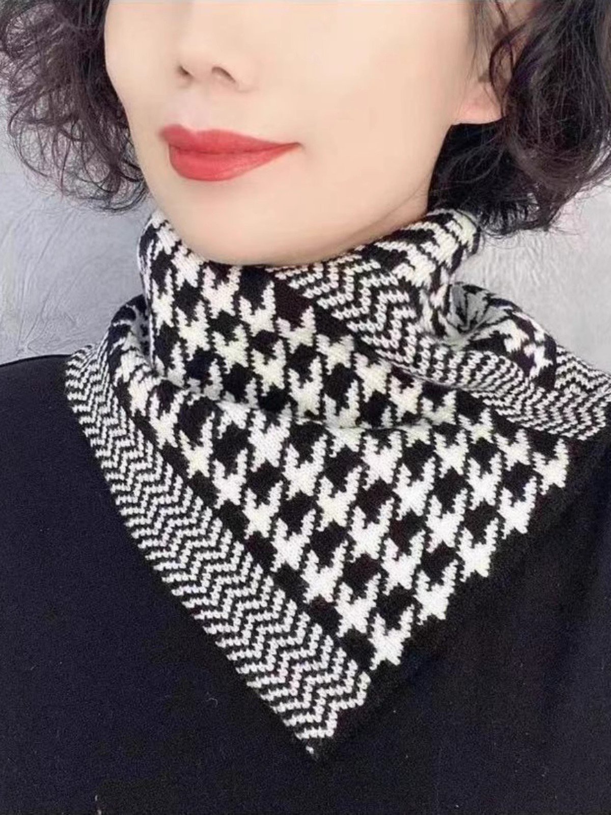 Autumn and winter knitted neck-to-grain and neck-to-grain shawl and a lazy scarf