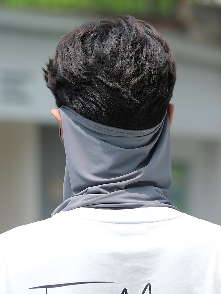 Summer sunscreen man with a neck-covered, ice-covered man riding a bicycle scarf outside the house