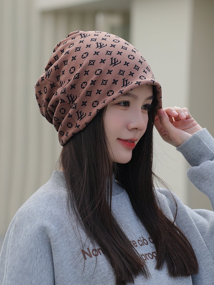 A cold-hot neck and wind twirl hat in autumn and winter