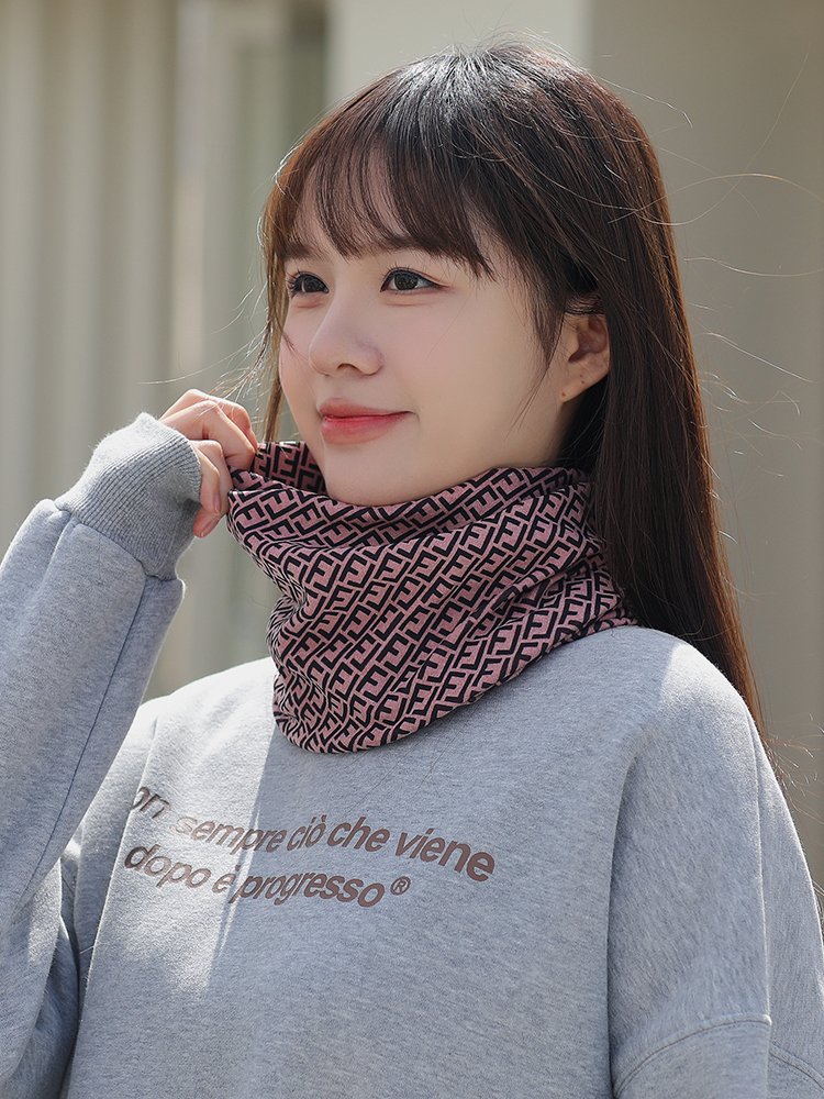 A cold-hot neck and wind twirl hat in autumn and winter