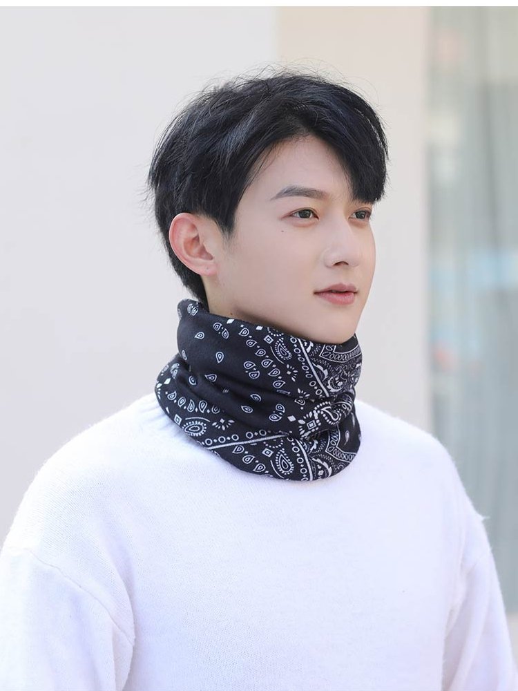 The lady with a velvet ear mask, warm and thick scarf for the autumn and winter