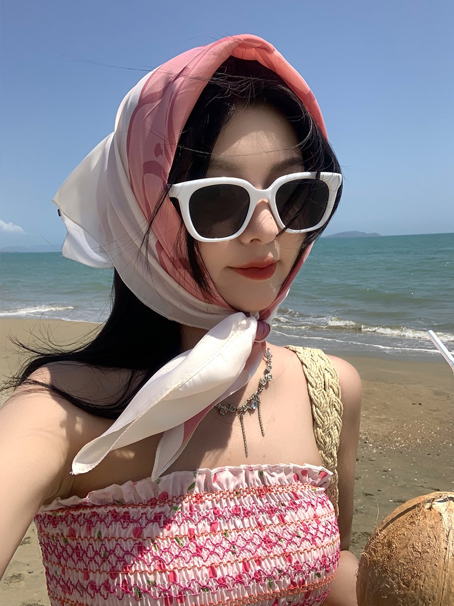 French high-sensored turban women take photos of sun towels on the beach side of the turban