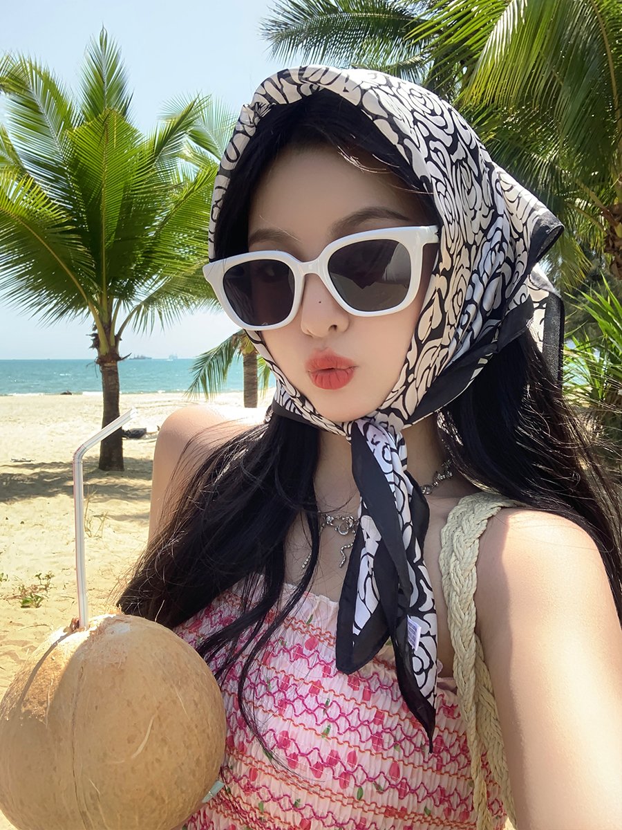 French high-sensored turban women take photos of sun towels on the beach side of the turban