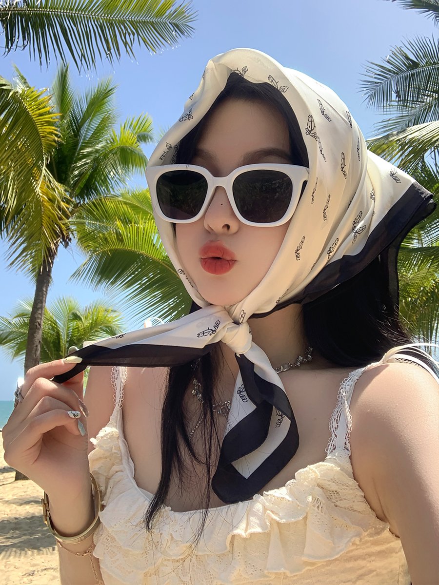 French high-sensored turban women take photos of sun towels on the beach side of the turban