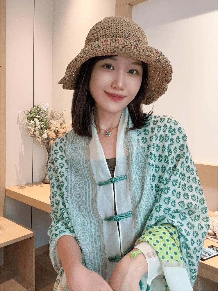 Ms. National Windsor, outside of the house, take photos of the sun-covered scarf, suncap-proof shawl