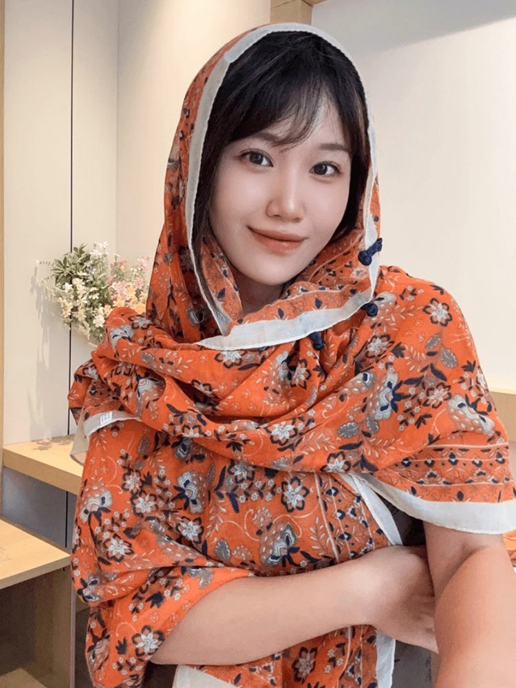 Ms. National Windsor, outside of the house, take photos of the sun-covered scarf, suncap-proof shawl