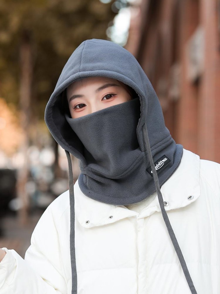 The woman's hat is cold-proof in winter