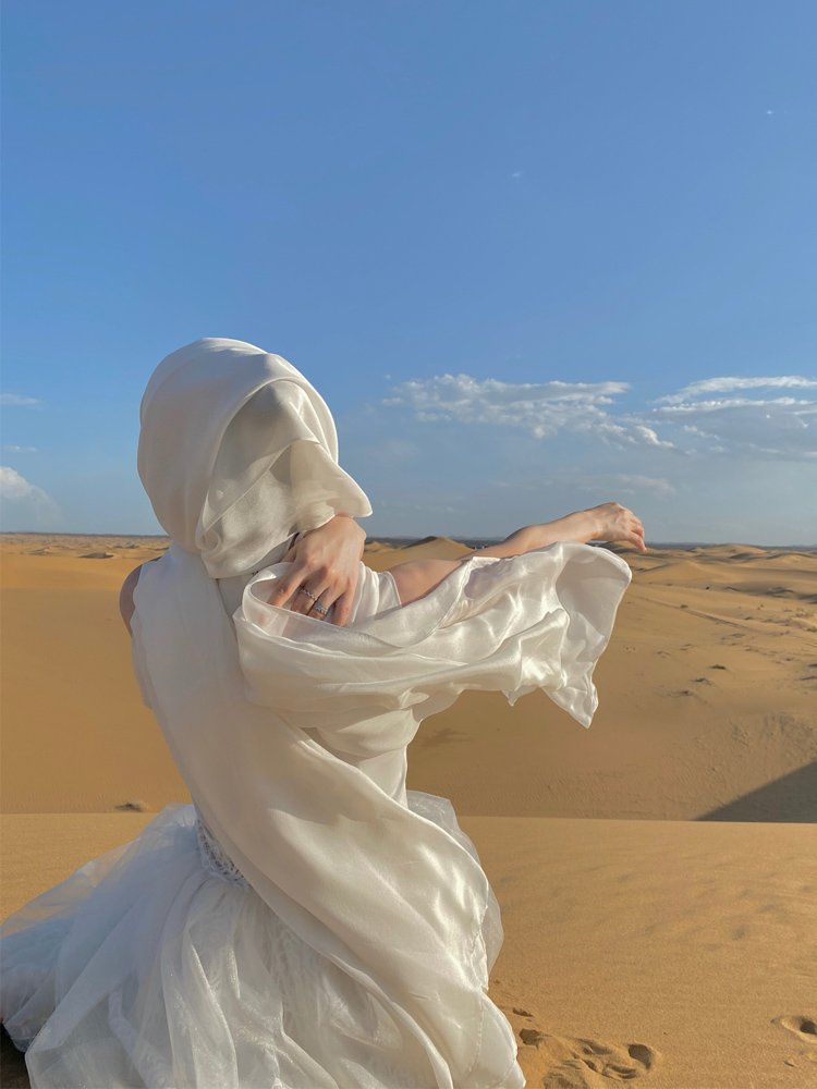 In the north-west coast of Dubai, a tourist with a turban scarf for women in the desert took pictures of a beach scarf to protect her head