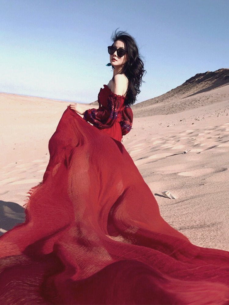 In the north-west coast of Dubai, a tourist with a turban scarf for women in the desert took pictures of a beach scarf to protect her head