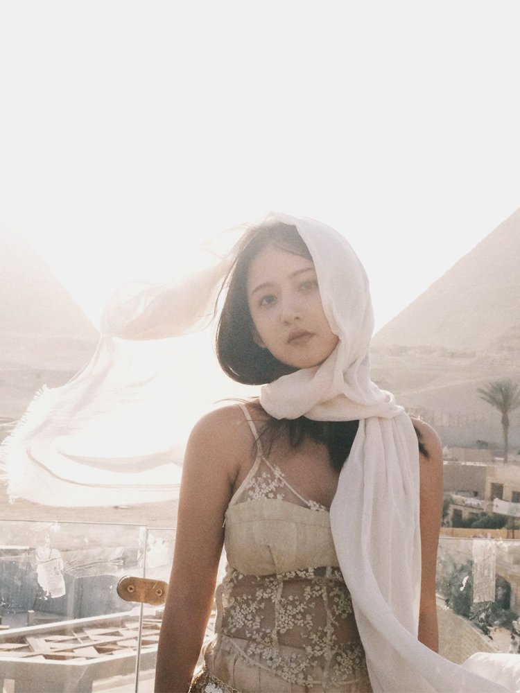In the north-west coast of Dubai, a tourist with a turban scarf for women in the desert took pictures of a beach scarf to protect her head